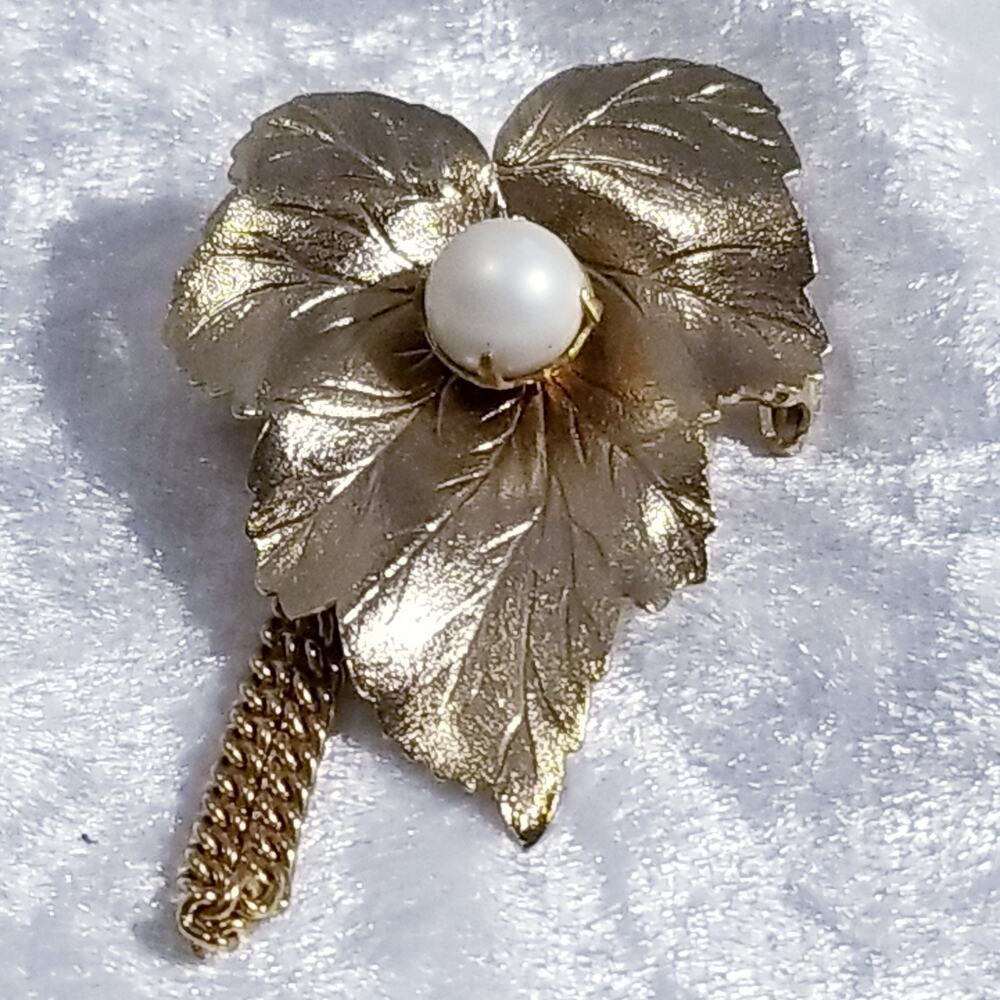 Vintage Sara Cov leaf w/chain faux pearl brooch 1.1798